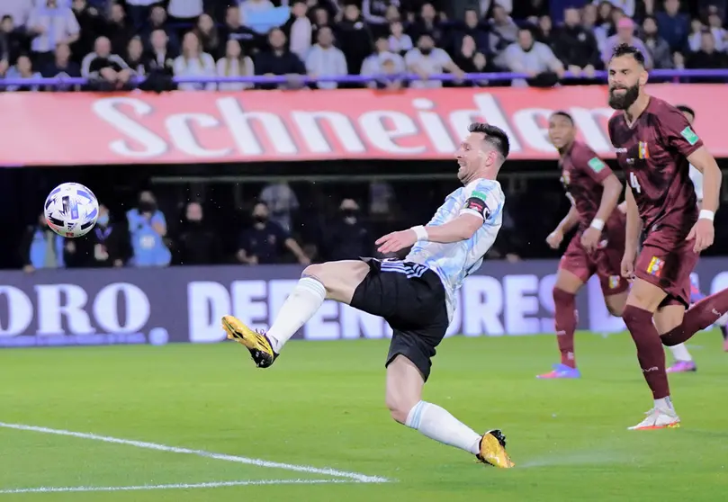 25 March 2022, Argentina, Buenos Aires: Argentina's Lionel Messi (L) in action during the 2022 South America FIFA World Cup qualifiers soccer match between Argentina and Venezuela at Bombonera Stadium. Photo: Gustavo Ortiz/dpa.