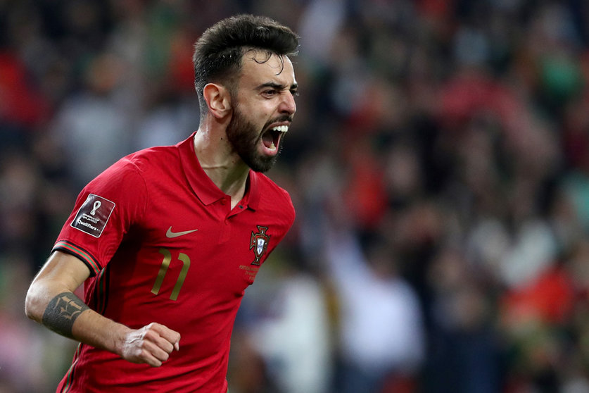 29 March 2022, Portugal, Porto: Portugal's Bruno Fernandes celebrates scoring his side's first goal during the 2022 FIFA World Cup European qualification Play-Offs soccer match between Portugal and North Macedonia at the Estadio do Dragao. Photo: Pedro Fiuza/ZUMA Press Wire/dpa.
