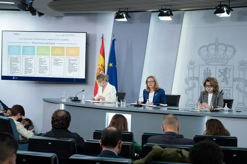 29/03/2022. The Second Vice President and Minister of Labor and Social Economy, Yolanda Díaz, the First Vice President and Minister of Economic Affairs and Digital Transformation, Nadia Calviño, and the Third Vice President and Minister for the Ecological Transition and the Demographic Challenge, Teresa Ribera, at the press conference after the meeting of the Council of Ministers. Photo: La Moncloa.