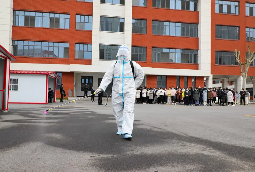 24 March 2022, China, Tengzhou: A worker sanitizes the ground at the experimental primary school in Tengzhou City. China reports 1,301 new locally transmitted cases of COVID-19. Photo: Song Haicun/SIPA Asia via ZUMA Press Wire/dpa.