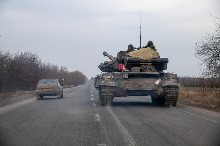 29 March 2022, Ukraine, Mariupol: A Russian tank drive along a road outside Mariupol. The battel between Russian/Pro Russian forces and the defencing Ukrainian forces lead by Azov battalion continues in the port city of Mariupol. Photo: Maximilian Clarke/SOPA Images via ZUMA Press Wire/dpa.