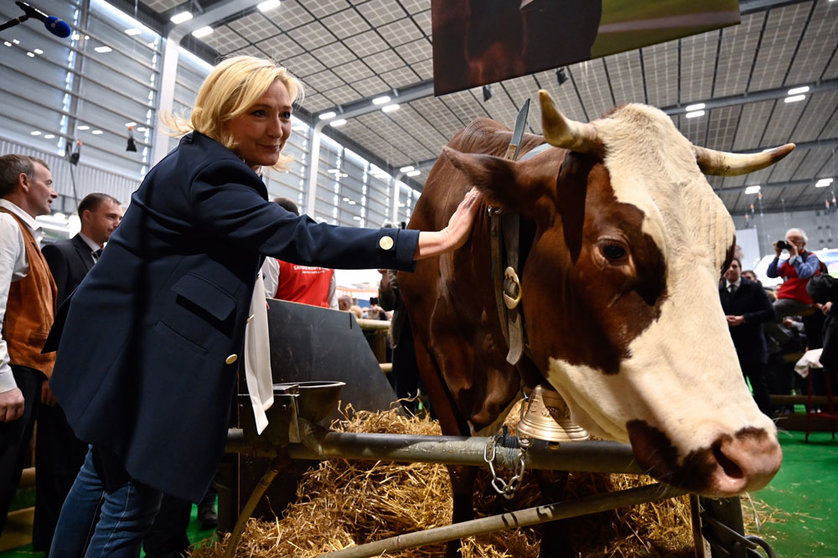 02 March 2022, France, Paris: Marine Le Pen, Presidential candidate of the far-right National Rally party, visits the 2022 Salon de l'Agriculture. Photo: Julien Mattia/Le Pictorium Agency via ZUMA/dpa.