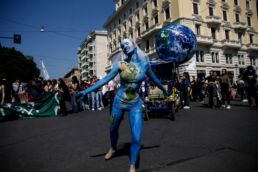 25 March 2022, Italy, Rome: People take part in a Fridays for Future march against global warming and the war in Ukraine. Photo: Cecilia Fabiano/LaPresse via ZUMA Press/dpa.