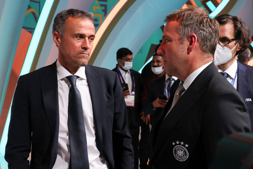 01 April 2022, Qatar, Doha: Germany's coach Hansi Flick (R) and Spain's coach Luis Enrique attend the FIFA World Cup Qatar 2022 Draw at the Doha Exhibition and Convention Center. Photo: Christian Charisius/dpa.