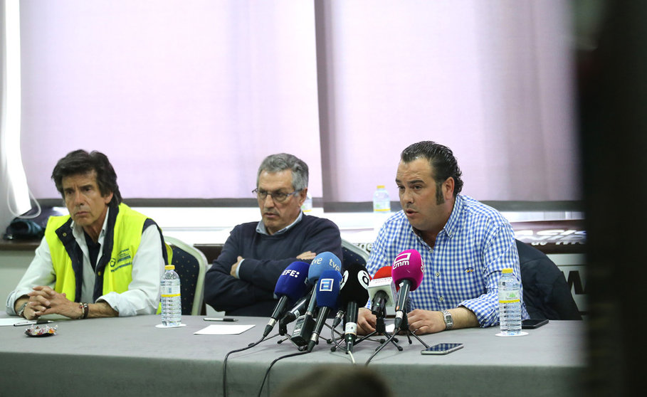 02 April 2022, Spain, Madrid: (L-R) The member of the National Platform in Defense of the Transport Sector, Miguel Canovas, the president of the Independent Union of Transport Workers (UITA), Jose Fernandez, and the president of the National Platform in Defense of Transport, Manuel Hernandez attend a press conference at Chamartin Hotel. After 20 days of protests, the serious lorry strikes that caused supply bottlenecks in Spain have been suspended for the time being. Photo: Isabel Infantes/EUROPA PRESS/dpa.