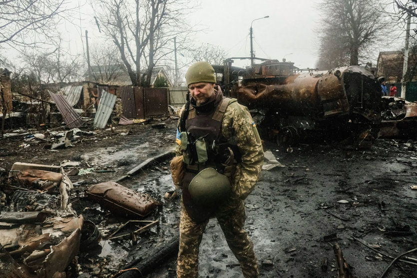 03 April 2022, Ukraine, Bucha: Ukrainian soldiers inspect the rubble of a destroyed Russian tank column on a road in Butcha, a suburb north of the capital. As Russian troops withdraw from areas north of the Ukrainian capital, Ukrainian officials are calling the heavy civilian casualties found in the town of Bucha a deliberate war crime, drawing international condemnation. Photo: Matthew Hatcher/SOPA Images via ZUMA Press Wire/dpa.