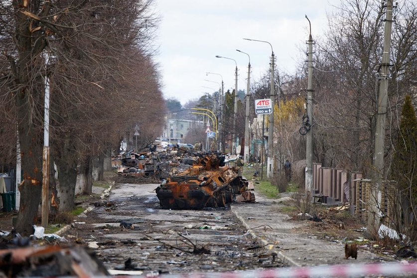 04 April 2022, Ukraine, Bucha: Destroyed Russian tanks litter the streets in Bucha, in the aftermath of the Russian retreat from Irpin and Bucha. Photo: -/ZUMA Press Wire Service/dpa.