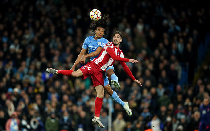 05 April 2022, United Kingdom, Manchester: Manchester City's Nathan Ake (L) and Atletico Madrid's Sime Vrsaljko battle for the ball during the UEFA Champions League Quarter Final first leg soccer match between Manchester City and Atletico Madrid at the Etihad Stadium. Photo: Mike Egerton/PA Wire/dpa.