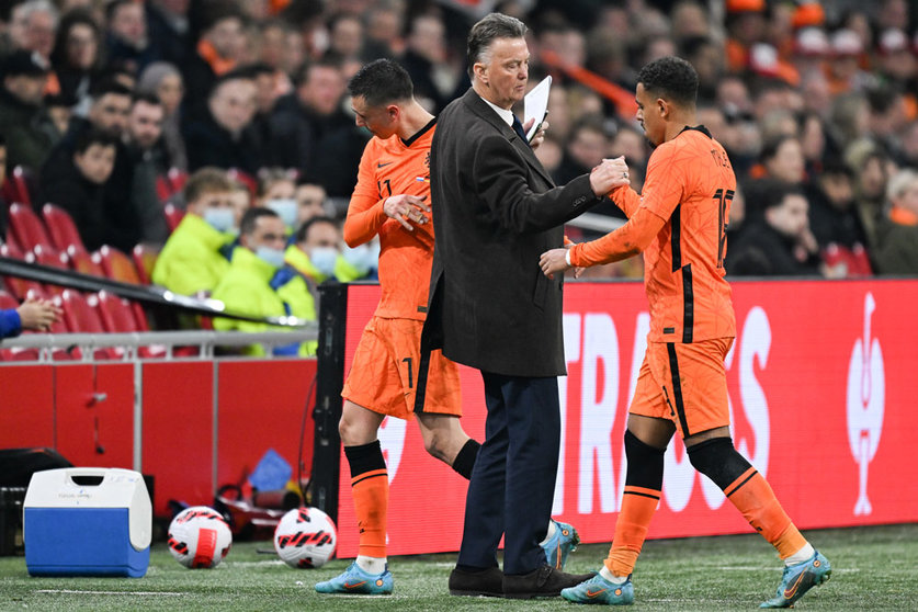 29 March 2022, Netherlands, Amsterdam: Netherlands coach Louis van Gaal (C) shakes hands with Netherlands' Donyell Malen after his substitution during the friendly soccer match between Netherlands and Germany at Johann Cruyff Arena. Photo: Federico Gambarini/dpa.