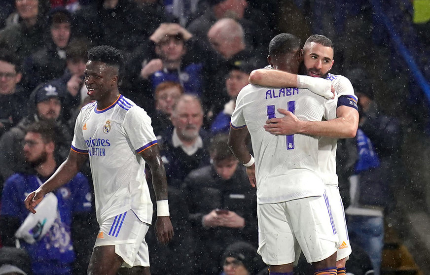 06 April 2022, United Kingdom, London: Real Madrid's Karim Benzema (R) celebrates scoring his side's second goal with teammate David Alaba during the UEFA Champions League quarter-final first leg soccer match between Chelsea and Real Madrid at Stamford Bridge. Photo: John Walton/PA Wire/dpa.