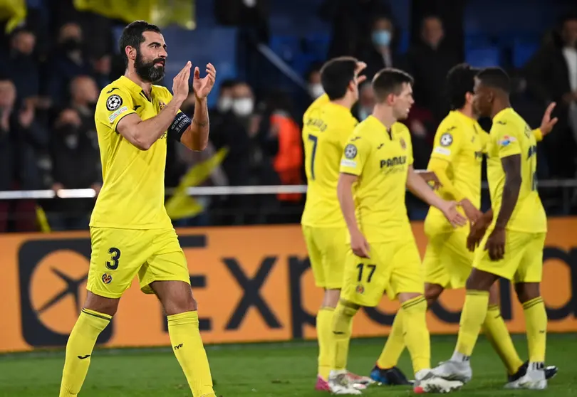 06 April 2022, Spain, Villarreal: Villarreal's Raul Albiol (L) and teammates celebrate after the UEFA Champions League quarterfinal first leg soccer match between FC Villarreal and Bayern Munich at Estadio de la Ceramica. Photo: Sven Hoppe/dpa.