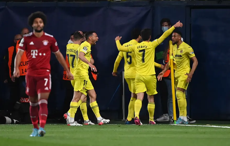 06 April 2022, Spain, Villarreal: Villarreal's Arnaut Danjuma (R) celebrates scoring his side's first goal with teammates during the UEFA Champions League quarterfinal first leg soccer match between FC Villarreal and Bayern Munich at Estadio de la Ceramica. Photo: Sven Hoppe/dpa.