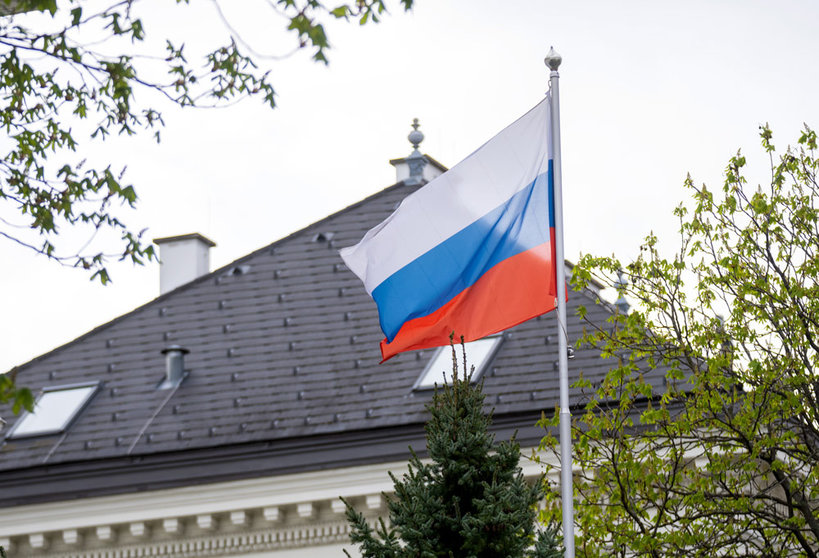 07 April 2022, Austria, Vienna: A Russian flag flies in front of the Russian embassy in Vienna. After several days of hesitation, Austria has joined several European countries and expelled Russian diplomats. Photo: Georg Hochmuth/APA/dpa.