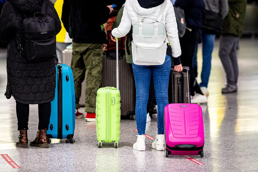 02 April 2022, Lower Saxony, Langenhagen: Passengers wait at Hannover Airport to travel to their destinations as the the Easter holiday season begins in Lower Saxony. Photo: Moritz Frankenberg/dpa.