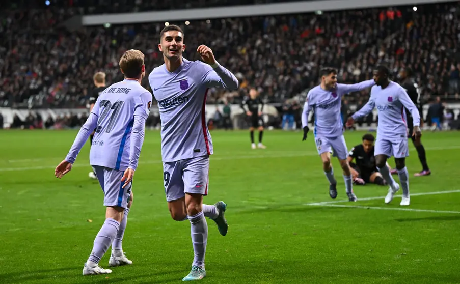 07 April 2022, Hessen, Frankfurt/M.: Barcelona's Ferran Torres (2nd L) celebrates scoring his side's first goal during the UEFA Europa League quarterfinal first leg soccer match between Eintracht Frankfurt and FC Barcelona at Deutsche Bank Park. Photo: Arne Dedert/dpa.