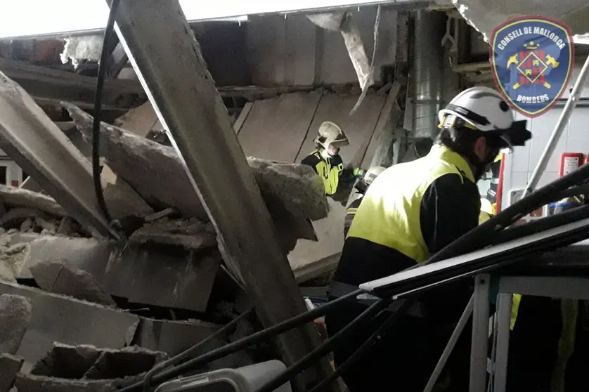 09/04/2022. Mallorca firefighters work amidst the rubble of the collapsed hotel. Photo: @BombersdeMca/Twitter.