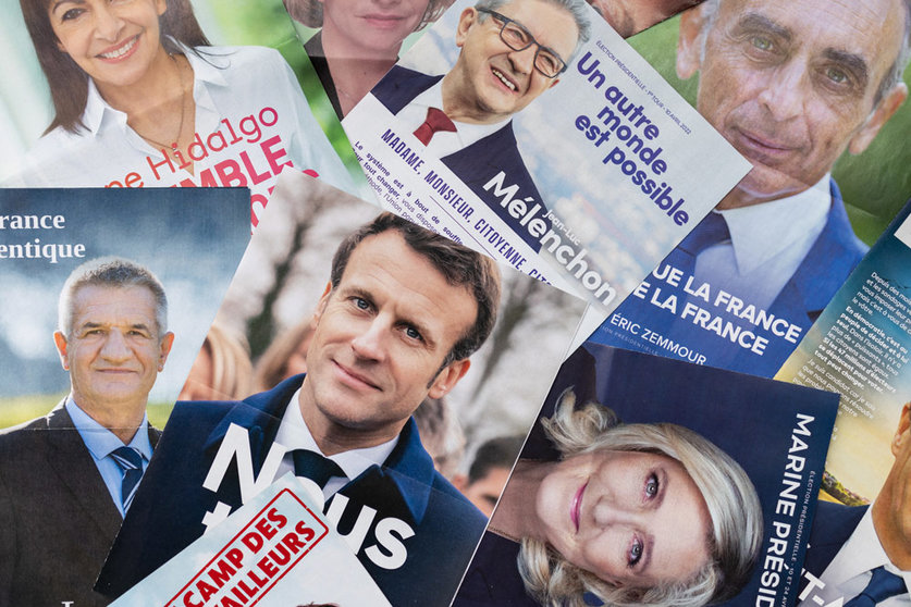 ILLUSTRATION - 08 April 2022, Bavaria, Nuremberg: Election documents of French presidential candidates such as Emmanuel Macron and Marine Le Pen. Photo: Daniel Karmann/dpa.