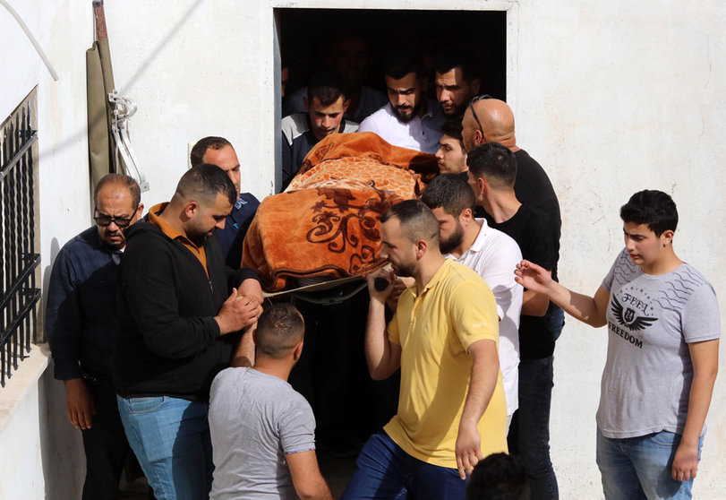 10 April 2022, Palestinian Territories, Bethlehem: Mourners carry the body of Palestinian woman Ghada Sabatin, who was killed by Israeli soldiers, during her funeral in the West Bank city of Bethlehem. According to the Israeli army, soldiers shot the victim in the lower part of her body because was acting suspiciously and approached the forces despite warning shots in the air. Sabatin reportedly received first aid and was taken to hospital, where she later succumbed to her injuries, according to the Palestinian Health Ministry. Photo: Ahmad Tayem/APA Images via ZUMA Press Wire/dpa.