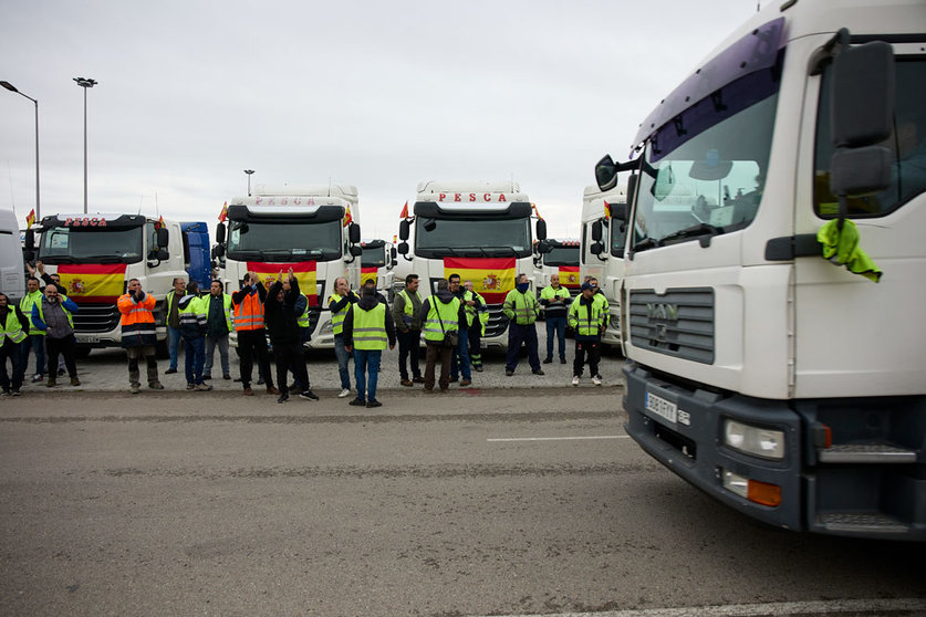 23 March 2022, Spain, Lugo: truck drivers protest with their vehicles as the transport sector entered its 10th day of an indefinite strike, called nationwide by the Platform for the Defence of the National and International Road Freight Transport Sector, to protest the unacceptable working conditions and fuel price surge. Photo: Jesús Hellín/EUROPA PRESS/dpa.