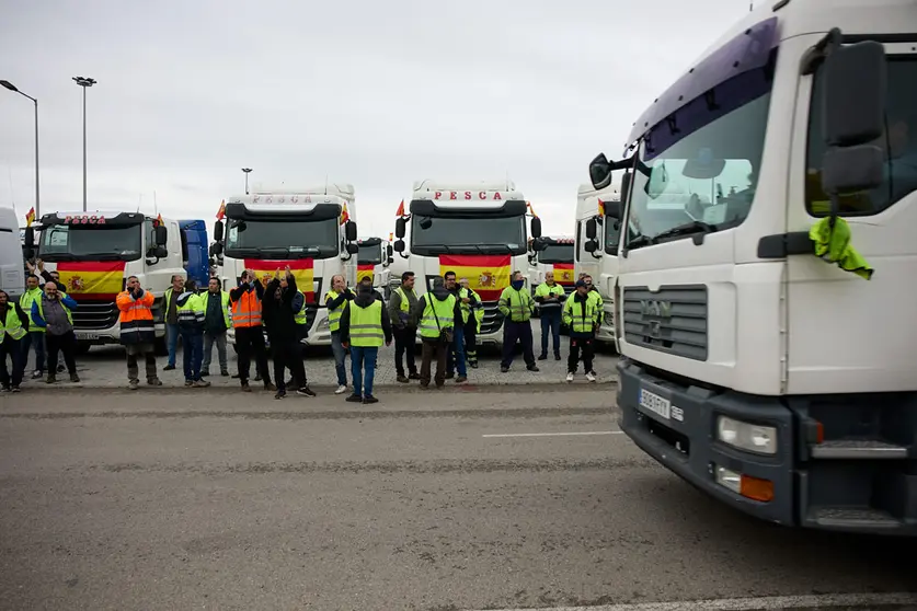 23 March 2022, Spain, Lugo: truck drivers protest with their vehicles as the transport sector entered its 10th day of an indefinite strike, called nationwide by the Platform for the Defence of the National and International Road Freight Transport Sector, to protest the unacceptable working conditions and fuel price surge. Photo: Jesús Hellín/EUROPA PRESS/dpa.