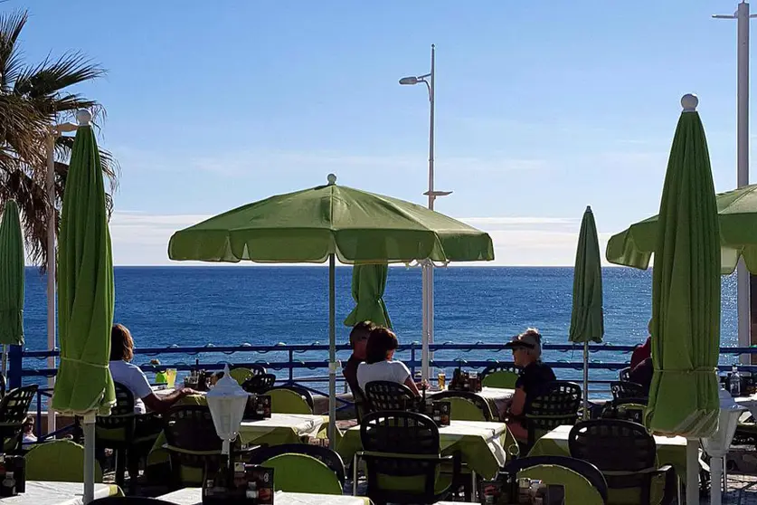 Customers on a cafe terrace. Photo: Pixabay.