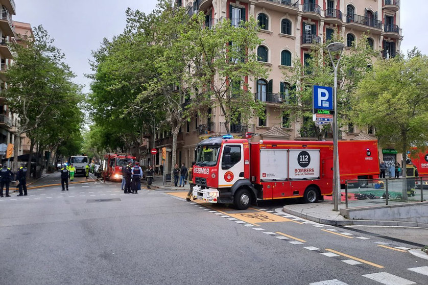 12/04/2022. Barcelona police and fire patrols working on the scene. Photo: @BCN_Bombers/Twitter.
