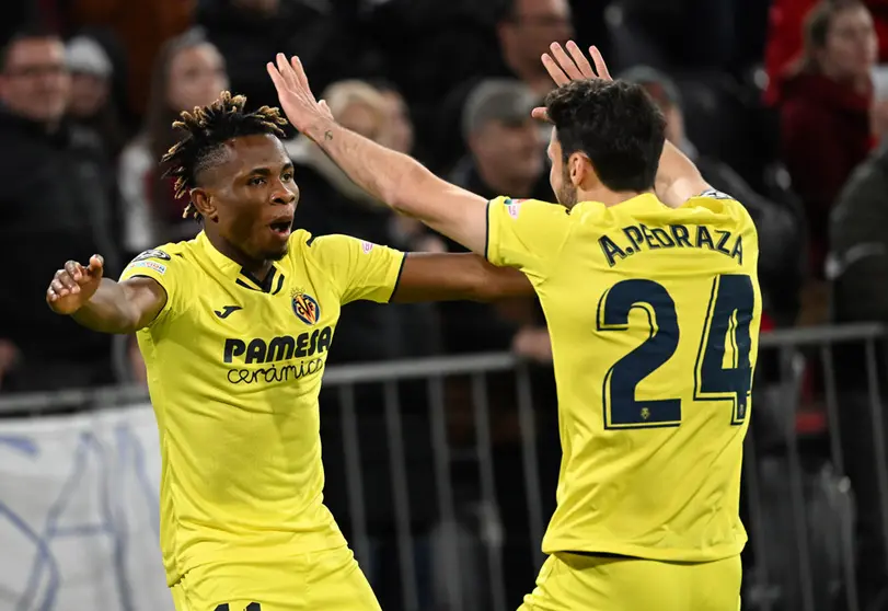 12 April 2022, Bavaria, Munich: Villareal's Samuel Chimerenka Chukwueze (L) celebrates scoring his side's first goal with team mate Alfonso Pedraza Sag during the UEFA Champions League Quarter-final second leg soccer match between FC Bayern Munich and Villarreal CF at Allianz Arena. Photo: Angelika Warmuth/dpa.