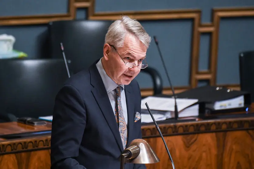 13/04/2022. Finnish Foreign Minister Pekka Haavisto speaking before Parliament. Photo: Kimmo Brandt/Eduskunta.