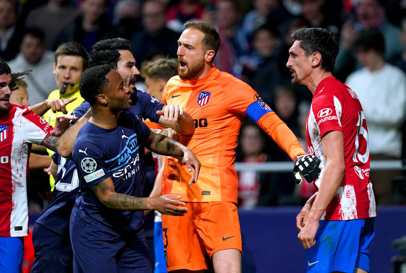 13 April 2022, Spain, Madrid: Atletico Madrid goalkeeper Jan Oblak (C) steps in between Stefan Savic and Manchester City's Raheem Sterling as tempers flare during the UEFA Champions League Quarter-final second leg soccer match between Atletico Madrid and Manchester City FC at Wanda Metropolitano stadium. Photo: Nick Potts/PA Wire/dpa.