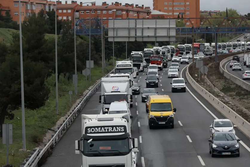 22 March 2022, Spain, Madrid: truck drivers protest with their vehicles as the transport sector entered its 9th day of an indefinite strike, called nationwide by the Platform for the Defence of the National and International Road Freight Transport Sector, to protest the unacceptable working conditions and fuel price surge. Photo: Cézaro De Luca/EUROPA PRESS/dpa.