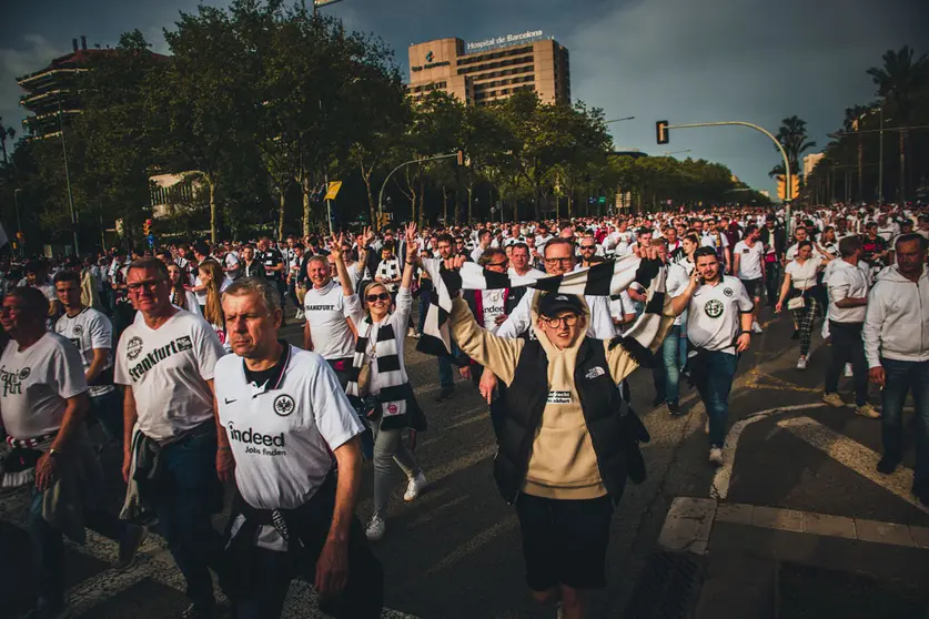 14 April 2022, Spain, Barcelona: Eintracht fans march towards the hosting venue before the start of the UEFA Europa League quarter-final, second leg soccer match between FC Barcelona and Eintracht Frankfurt at Camp Nou Stadium. Photo: Matthias Oesterle/ZUMA Press Wire/dpa.