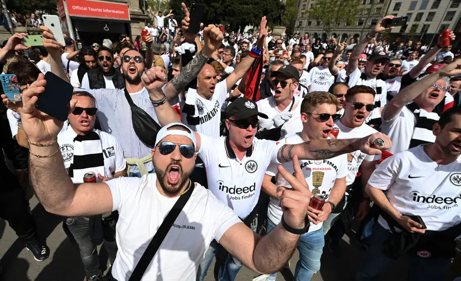 14 April 2022, Spain, Barcelona: Eintracht fans cheer as they gather at at Placa de Catalunya before the UEFA Europa League quarter-final second leg soccer match between FC Barcelona and Eintracht Frankfurt. Photo: Arne Dedert/dpa.