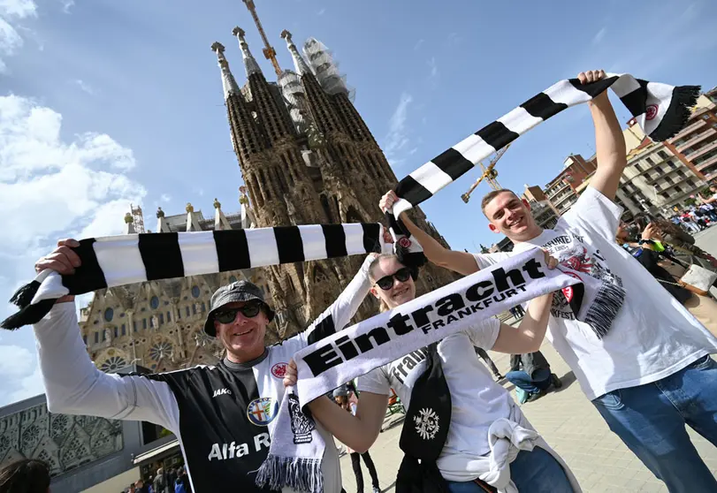 14 April 2022, Spain, Barcelona: Eintracht fans cheer in front of the Sagrada Familia basilica, before the UEFA Europa League quarter-final second leg soccer match between FC Barcelona and Eintracht Frankfurt. Photo: Arne Dedert/dpa.