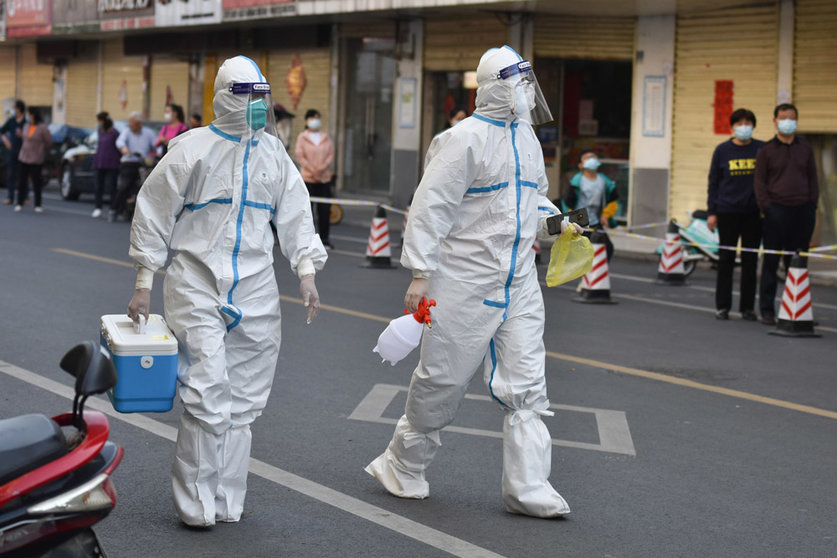 10 April 2022, China, Fuyang: Medical personnel in protective suits walk on a street, in a cordoned-off area in Fuyang. Mainland China reported 1,318 new confirmed local corona cases on Saturday 09 April, up from 1,334 on Friday, the National Health Commission said. Photo: Sheldon Cooper/SOPA Images via ZUMA Press Wire/dpa.