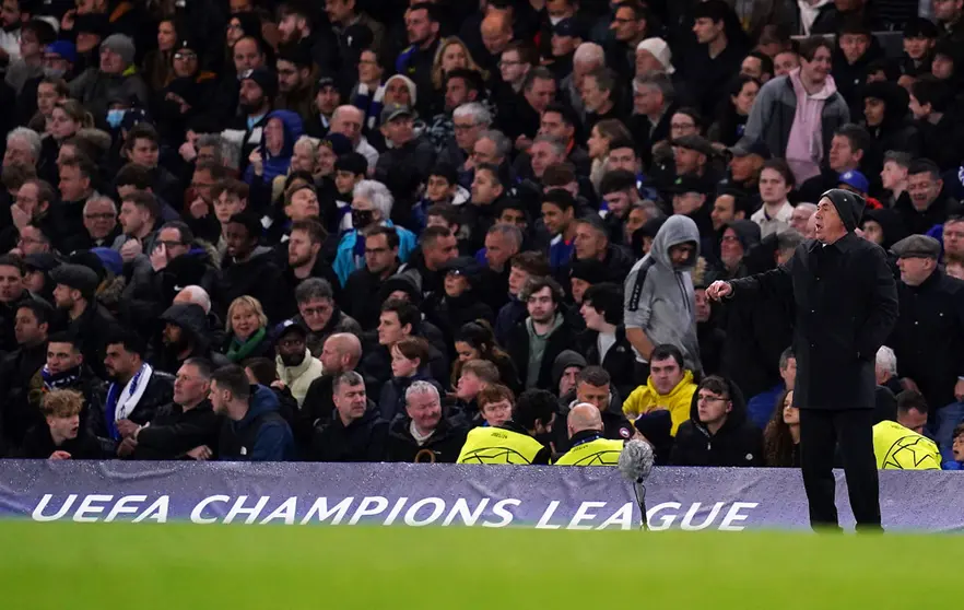 06 April 2022, United Kingdom, London: Real Madrid manager Carlo Ancelotti gestures on the touchline during the UEFA Champions League quarter-final first leg soccer match between Chelsea and Real Madrid at Stamford Bridge. Photo: John Walton/PA Wire/dpa.