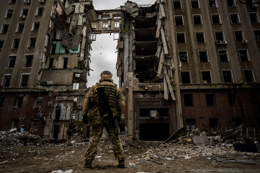 14 April 2022, Ukraine, Mykolaiv: A Ukrainian soldier stands in front of the destroyed building of the government administration. Photo: Vincenzo Circosta/ZUMA Press Wire/dpa.