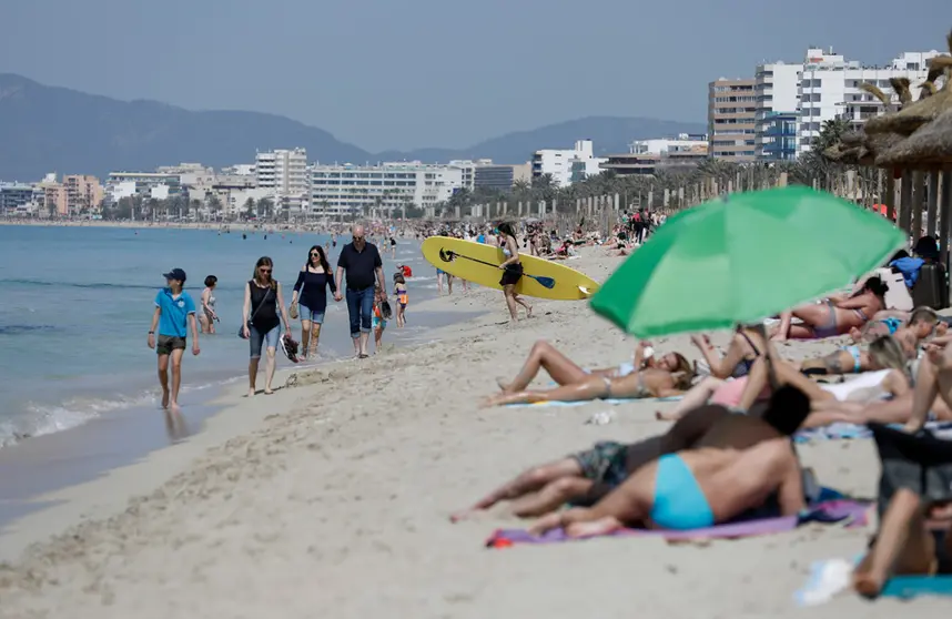 16 April 2022, Spain, Palma: Tourists chill on the beach of Arenal during the Easter week. Photo: Clara Margais/dpa.