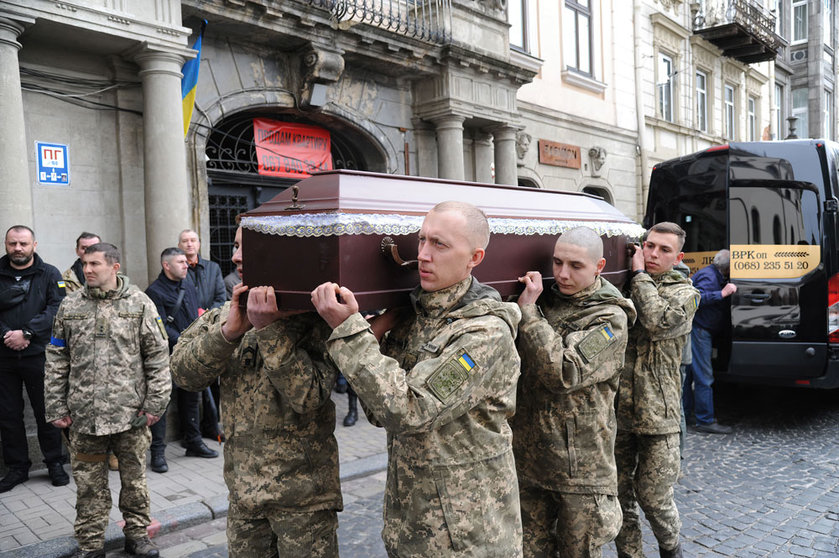 09 April 2022, Ukraine, Lviv: Soldiers carry one of the coffins during the funeral services for two Ukrainian soldiers killed amid the Russian invasion of Ukraine. Photo: Mykola Tys/SOPA Images via ZUMA Press Wire/dpa.