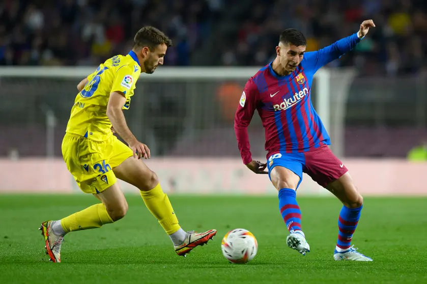 18 April 2022, Spain, Barcelona: Barcelona's Ferran Torres (R) and Cadiz's Raul Parra battle for the ball during the Spanish Primera Division soccer match between FC Barcelona and Cadiz CF at Camp Nou. Photo: Gerard Franco/DAX via ZUMA Press Wire/dpa.