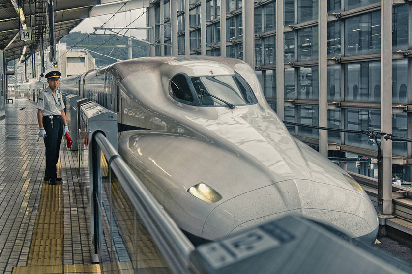 A Japanese bullet train at its platform. Photo: Pixabay.
