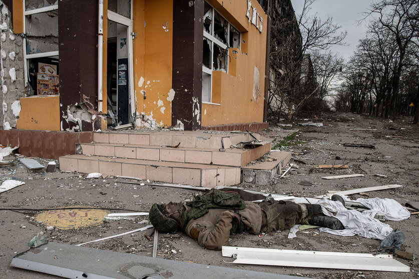 03 April 2022, Ukraine, Mariupol: A pro-Russian soldier lies dead in the city centre in Mariupol. Photo: Maximilian Clarke/SOPA Images via ZUMA Press Wire/dpa - ACHTUNG: Graphic Content.