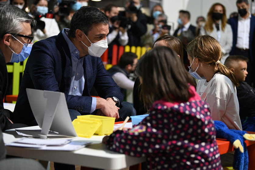 04/20/2022. Prime Minister Pedro Sánchez chats with Ukrainian children during his visit to the Center for Reception, Attention and Referral for Ukrainian refugees in Malaga. Photo: La Moncloa.