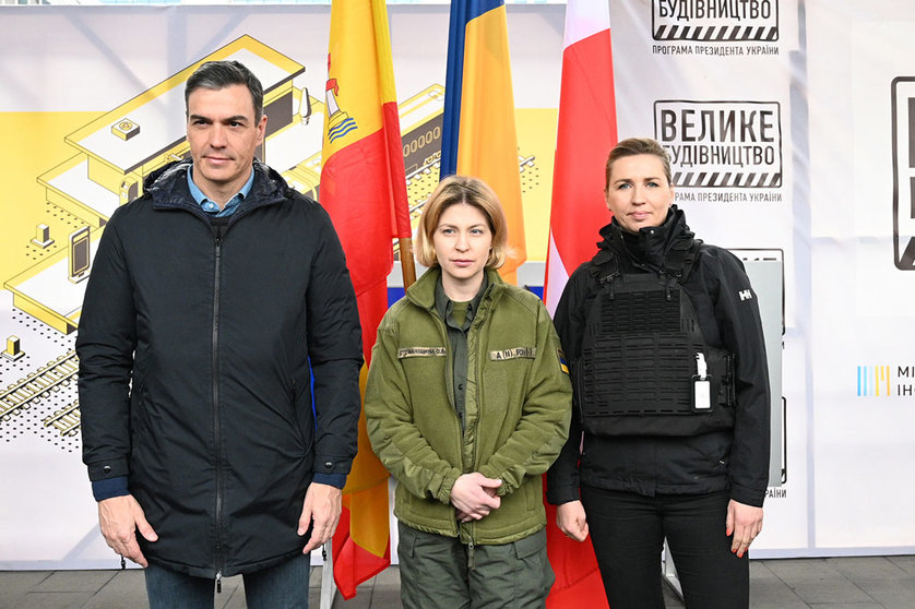 21/04/2022. Spanish Prime Minister Pedro Sánchez, with the Ukrainian Deputy Prime Minister for European Affairs, Olha Stefanishyna, and the Danish Prime Minister, Mette Frederiksen, upon their arrival in Kiev, where they will hold a meeting with the President of Ukraine, Volodymyr Zelensky. Photo: La Moncloa.
