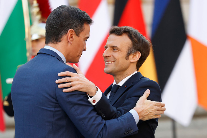 10/03/2022. Prime Minister Pedro Sanchez (L) with the French President Emmanuel Macron at the informal summit of the Heads of State and Government of the EU held in Versailles, France. Photo: La Moncloa.