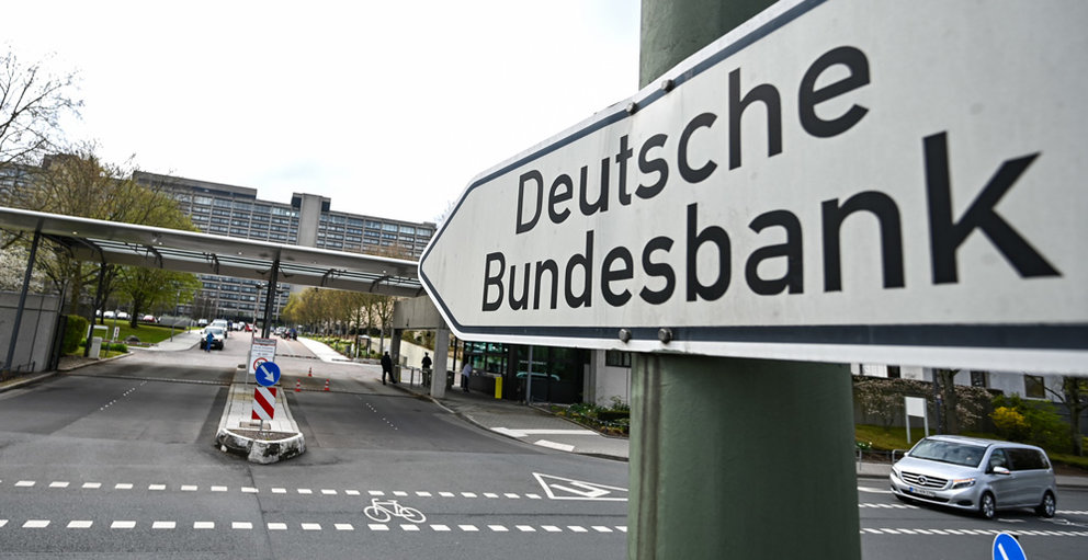 FILED - 19 April 2021, Hessen, Frankfurt_Main: A signpost with the words "Deutsche Bundesbank" stands outside the main gate of the Bundesbank's headquarters in Frankfurt am Main. Photo: Arne Dedert/dpa.