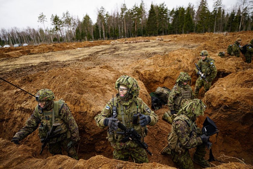14 April 2022, Estonia, Tapa: Estonian soldiers defend a dug-in position from attacking British armour and infantry in the Tapa central military training area during the NATO exercise Bold Dragon alongside Danish and French forces. Photo: Ben Birchall/PA Wire/dpa.