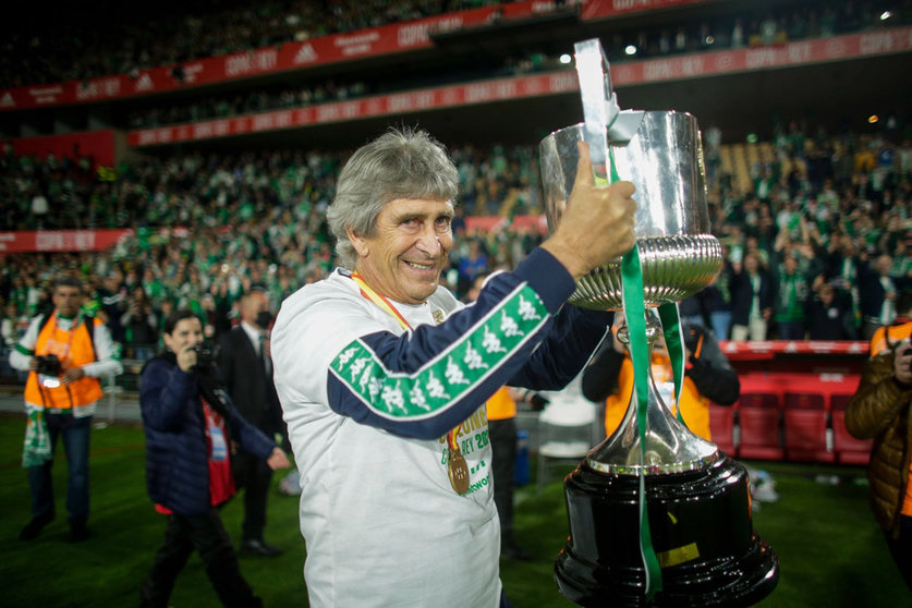 24/04/2022. Real Betis head coach Manuel Pellegrini with the trophy after the match at Estadio La Cartuja. Photo: @RealBetis_en/Twitter.