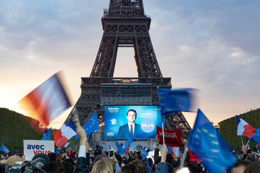 24 April 2022, France, Paris: French President Emmanuel Macron's supporters gathered in front of the Eiffel Tower to celebrate winning his second term. Macron won with 58.5% of the vote against far-right Marine le Pen. Photo: Siavosh Hosseini/SOPA Images via ZUMA Press Wire/dpa.