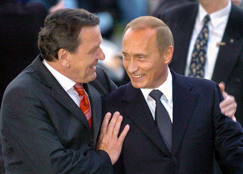 FILED - 16 April 2004, Lower Saxony, Hanover: Former German Chancellor Gerhard Schroeder (L) welcomes the Russian President Vladimir Putin (R) at the Theater am Aegi. Schroeder's defence of Putin is "downright absurd" and he should resign from the Social Democratic Party (SPD) he headed for many years, current party co-leader Saskia Esken said on Monday. Photo: picture alliance / Holger Hollemann/dpa.