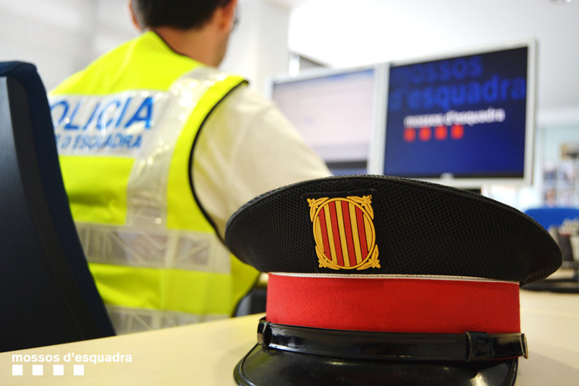 An officer of the Catalan Police at his workplace. Photo: @mossos